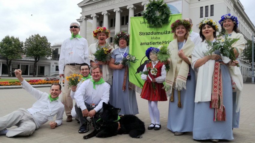 Biedrības amatierteātris piedalās Dziesmu un deju svētku gājienā